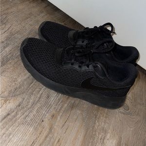 Women’s Nikes size 8